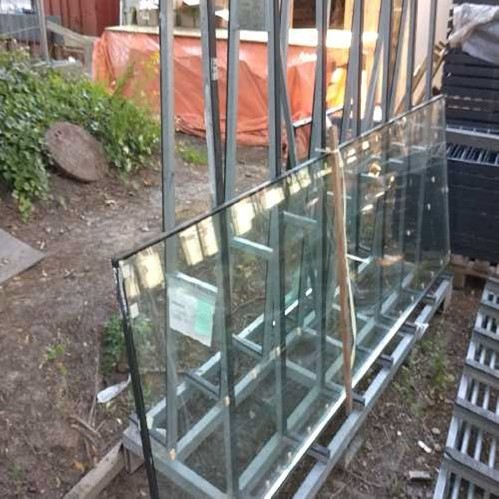 Vandaglas spannend bevestigd oud glas op lege bok.jpg
